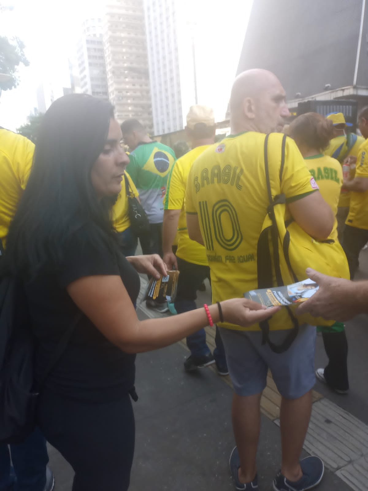 Promotora entregando panfleto na Avenida Paulista Sao Paulo