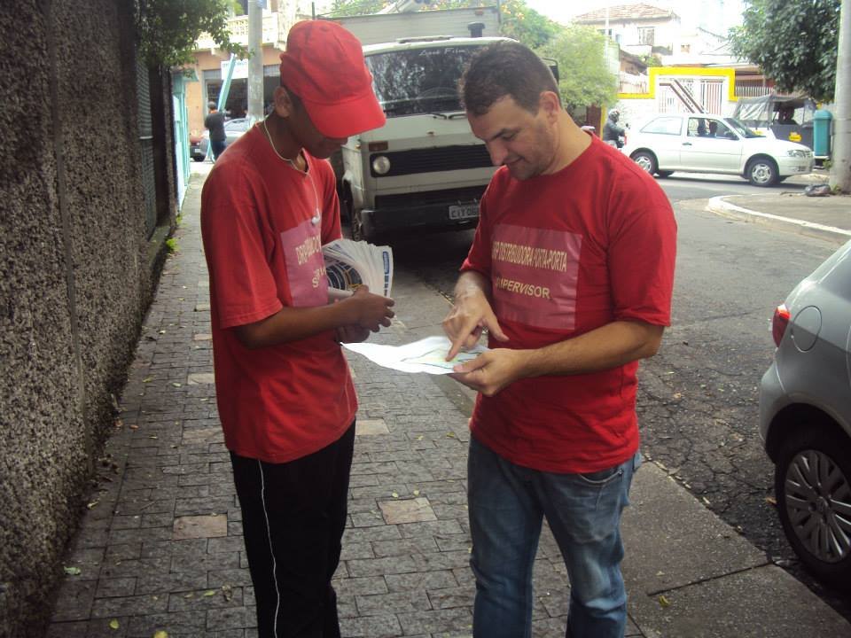 Supervisor orientando panfletista em campo São Paulo